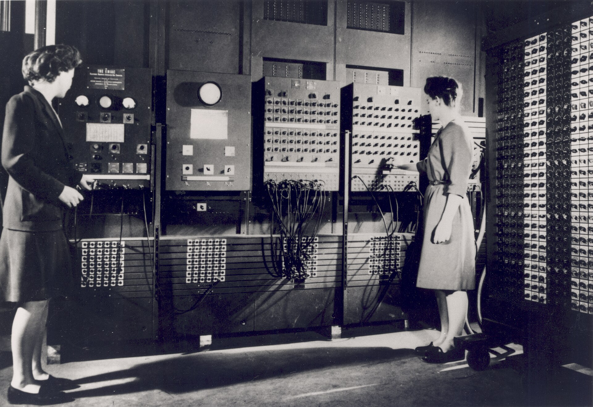 操作员正在手动更改 ENIAC 的线路配置