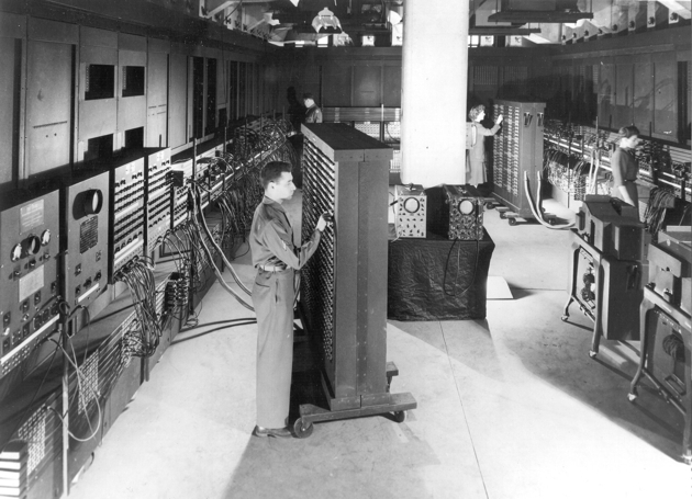 ENIAC 全景：巨大的体积与原始的操作方式