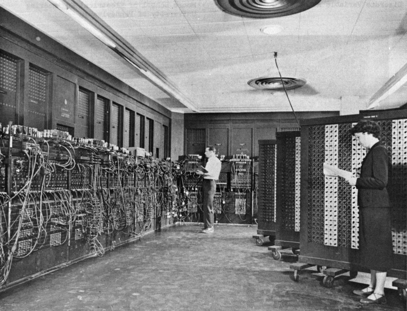 早期的编程：Glen Beck 与 Betty Snyder 正在对 ENIAC 进行硬连线